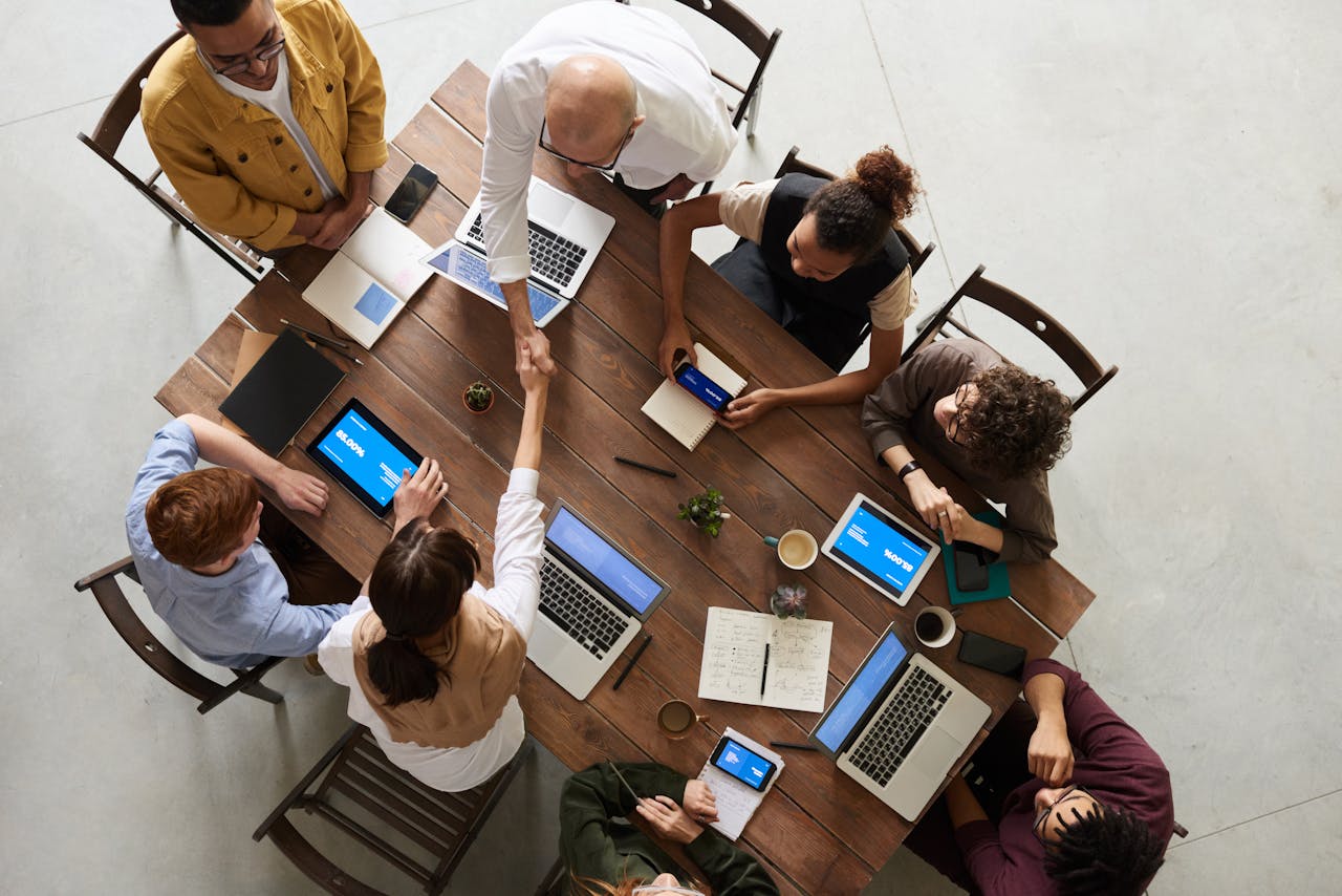 Dos personas dándose la mano en un evento de negocios